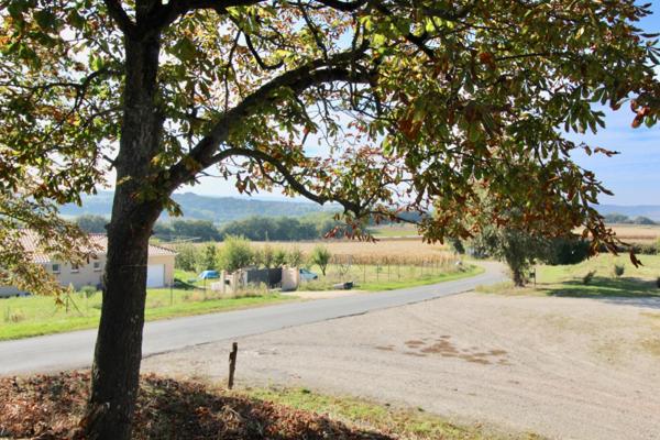 Saint Salvy, à 12 minutes de Castelmoron sur Lot, à 30 mn d'Agen, à 17 mn de l'autoroute de Damazan, cette maisonnette en pierres de 51 m² vient d'être rénovée. Située dans un hameau avec 5 logements et dépendances, vous bénéficierez d'un jardin collecti , Saint salvy
