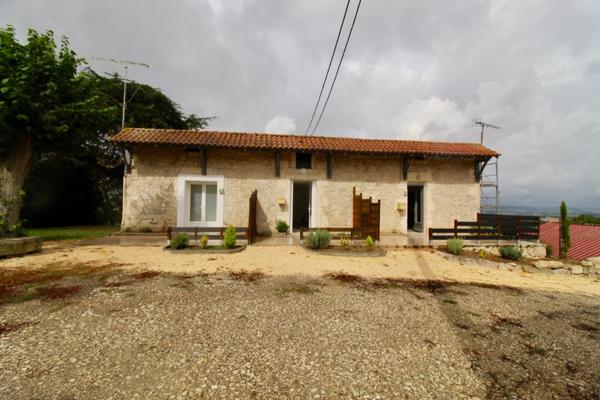 Saint Salvy, à 12 minutes de Castelmoron sur Lot, à 30 mn d'Agen, à 17 mn de l'autoroute de Damazan, cette maisonnette en pierres de 51 m² vient d'être rénovée. Située dans un hameau avec 5 logements et dépendances, vous bénéficierez d'un jardin collecti , Saint salvy