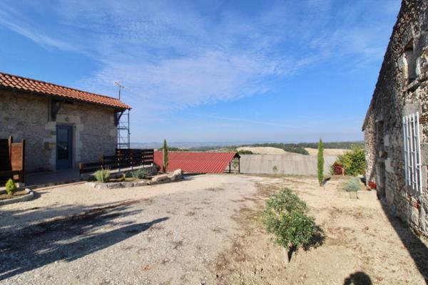 Saint Salvy, à 12 minutes de Castelmoron sur Lot, à 30 mn d'Agen, à 17 mn de l'autoroute de Damazan, cette maisonnette en pierres de 51 m² vient d'être rénovée. Située dans un hameau avec 5 logements et dépendances, vous bénéficierez d'un jardin collecti , Saint salvy