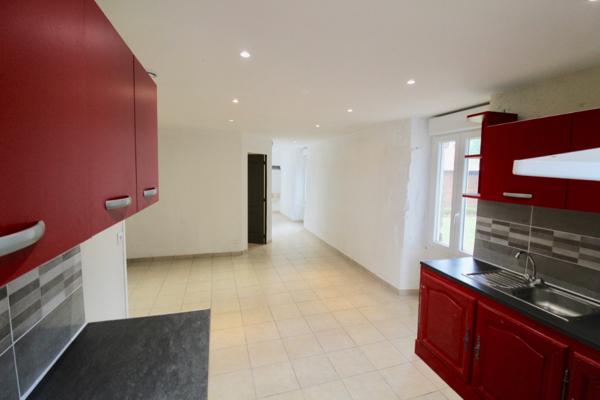 Saint Salvy, à 12 minutes de Castelmoron sur Lot, à 30 mn d'Agen, à 17 mn de l'autoroute de Damazan, cette maisonnette en pierres de 51 m² vient d'être rénovée. Située dans un hameau avec 5 logements et dépendances, vous bénéficierez d'un jardin collecti , Saint salvy