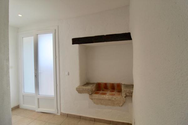 Saint Salvy, à 12 minutes de Castelmoron sur Lot, à 30 mn d'Agen, à 17 mn de l'autoroute de Damazan, cette maisonnette en pierres de 51 m² vient d'être rénovée. Située dans un hameau avec 5 logements et dépendances, vous bénéficierez d'un jardin collecti , Saint salvy