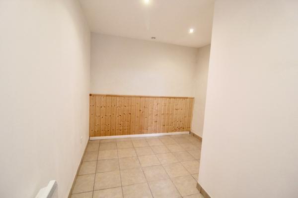 Saint Salvy, à 12 minutes de Castelmoron sur Lot, à 30 mn d'Agen, à 17 mn de l'autoroute de Damazan, cette maisonnette en pierres de 51 m² vient d'être rénovée. Située dans un hameau avec 5 logements et dépendances, vous bénéficierez d'un jardin collecti , Saint salvy