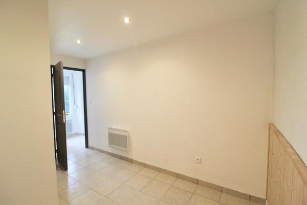 Saint Salvy, à 12 minutes de Castelmoron sur Lot, à 30 mn d'Agen, à 17 mn de l'autoroute de Damazan, cette maisonnette en pierres de 51 m² vient d'être rénovée. Située dans un hameau avec 5 logements et dépendances, vous bénéficierez d'un jardin collecti , Saint salvy