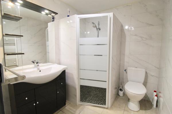 Saint Salvy, à 12 minutes de Castelmoron sur Lot, à 30 mn d'Agen, à 17 mn de l'autoroute de Damazan, cette maisonnette en pierres de 51 m² vient d'être rénovée. Située dans un hameau avec 5 logements et dépendances, vous bénéficierez d'un jardin collecti , Saint salvy
