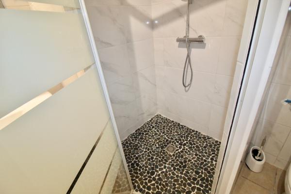 Saint Salvy, à 12 minutes de Castelmoron sur Lot, à 30 mn d'Agen, à 17 mn de l'autoroute de Damazan, cette maisonnette en pierres de 51 m² vient d'être rénovée. Située dans un hameau avec 5 logements et dépendances, vous bénéficierez d'un jardin collecti , Saint salvy