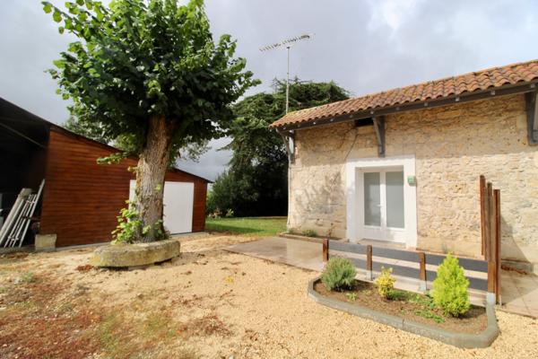 Saint Salvy, à 12 minutes de Castelmoron sur Lot, à 30 mn d'Agen, à 17 mn de l'autoroute de Damazan, cette maisonnette en pierres de 51 m² vient d'être rénovée. Située dans un hameau avec 5 logements et dépendances, vous bénéficierez d'un jardin collecti , Saint salvy