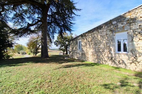 Saint Salvy, à 12 minutes de Castelmoron sur Lot, à 30 mn d'Agen, à 17 mn de l'autoroute de Damazan, cette maisonnette en pierres de 51 m² vient d'être rénovée. Située dans un hameau avec 5 logements et dépendances, vous bénéficierez d'un jardin collecti , Saint salvy
