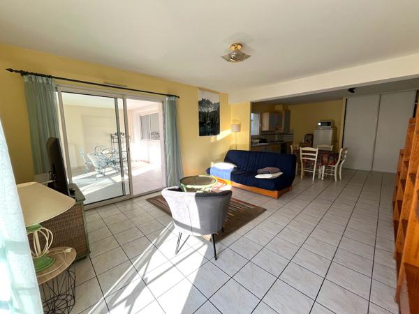 Villeneuve sur Lot, centre ville, dans la résidence sécurisée du Lutetia, appartement MEUBLÉ de 68 m² situé au 1er étage avec ascenseur, en très bon état. La pièce de 37 m2 donne sur une agréable véranda de 18 m2, sans vis-à-vis. La cuisine est équipée , Villeneuve sur lot