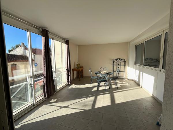 Villeneuve sur Lot, centre ville, dans la résidence sécurisée du Lutetia, appartement MEUBLÉ de 68 m² situé au 1er étage avec ascenseur, en très bon état. La pièce de 37 m2 donne sur une agréable véranda de 18 m2, sans vis-à-vis. La cuisine est équipée , Villeneuve sur lot