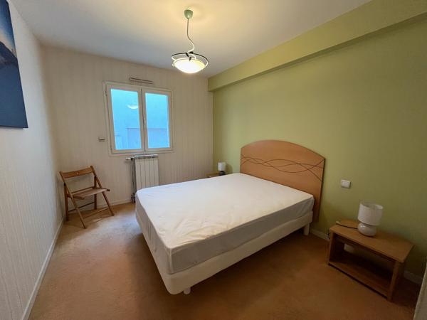 Villeneuve sur Lot, centre ville, dans la résidence sécurisée du Lutetia, appartement MEUBLÉ de 68 m² situé au 1er étage avec ascenseur, en très bon état. La pièce de 37 m2 donne sur une agréable véranda de 18 m2, sans vis-à-vis. La cuisine est équipée , Villeneuve sur lot