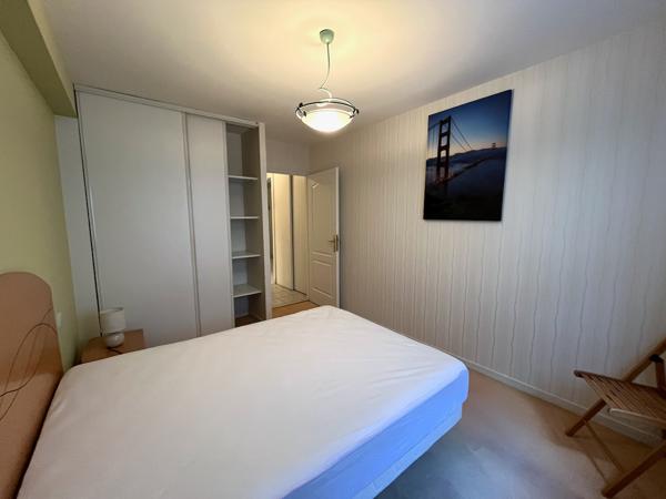 Villeneuve sur Lot, centre ville, dans la résidence sécurisée du Lutetia, appartement MEUBLÉ de 68 m² situé au 1er étage avec ascenseur, en très bon état. La pièce de 37 m2 donne sur une agréable véranda de 18 m2, sans vis-à-vis. La cuisine est équipée , Villeneuve sur lot