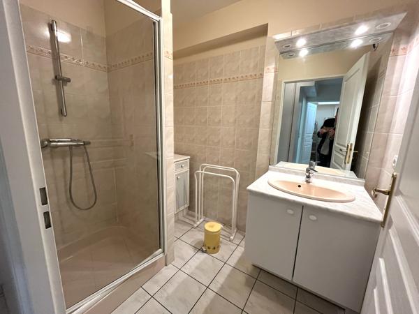 Villeneuve sur Lot, centre ville, dans la résidence sécurisée du Lutetia, appartement MEUBLÉ de 68 m² situé au 1er étage avec ascenseur, en très bon état. La pièce de 37 m2 donne sur une agréable véranda de 18 m2, sans vis-à-vis. La cuisine est équipée , Villeneuve sur lot