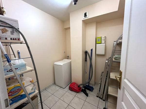 Villeneuve sur Lot, centre ville, dans la résidence sécurisée du Lutetia, appartement MEUBLÉ de 68 m² situé au 1er étage avec ascenseur, en très bon état. La pièce de 37 m2 donne sur une agréable véranda de 18 m2, sans vis-à-vis. La cuisine est équipée , Villeneuve sur lot