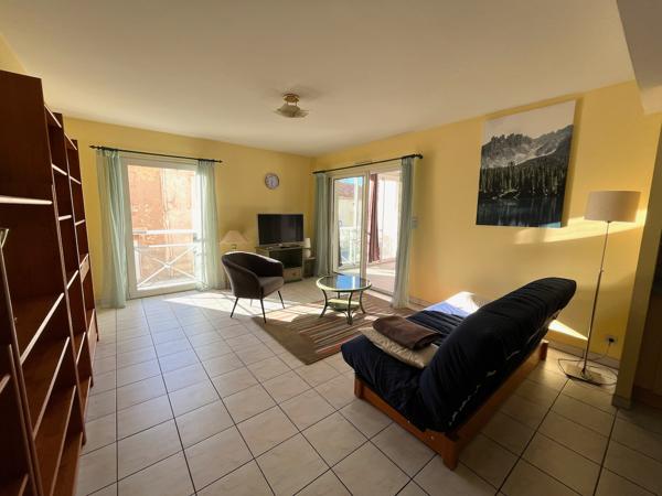 Villeneuve sur Lot, centre ville, dans la résidence sécurisée du Lutetia, appartement MEUBLÉ de 68 m² situé au 1er étage avec ascenseur, en très bon état. La pièce de 37 m2 donne sur une agréable véranda de 18 m2, sans vis-à-vis. La cuisine est équipée , Villeneuve sur lot