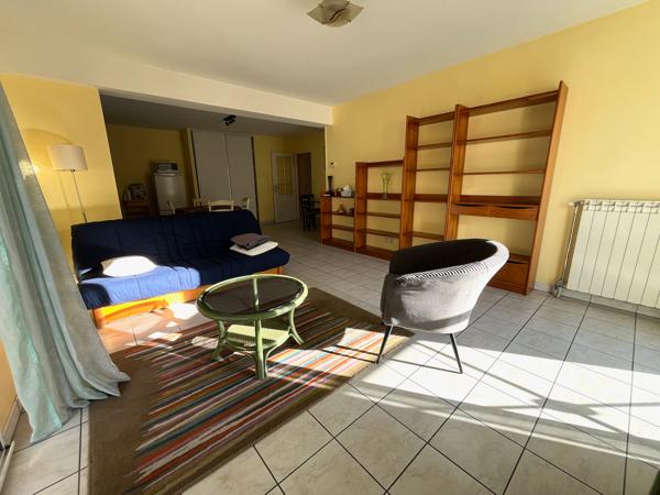 Villeneuve sur Lot, centre ville, dans la résidence sécurisée du Lutetia, appartement MEUBLÉ de 68 m² situé au 1er étage avec ascenseur, en très bon état. La pièce de 37 m2 donne sur une agréable véranda de 18 m2, sans vis-à-vis. La cuisine est équipée , Villeneuve sur lot