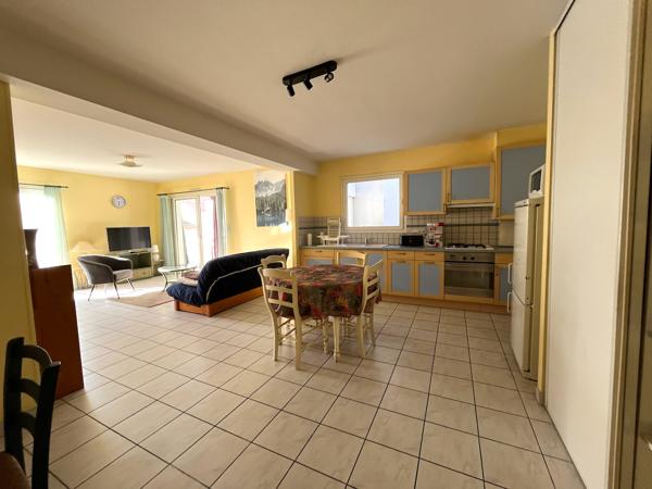 Villeneuve sur Lot, centre ville, dans la résidence sécurisée du Lutetia, appartement MEUBLÉ de 68 m² situé au 1er étage avec ascenseur, en très bon état. La pièce de 37 m2 donne sur une agréable véranda de 18 m2, sans vis-à-vis. La cuisine est équipée , Villeneuve sur lot