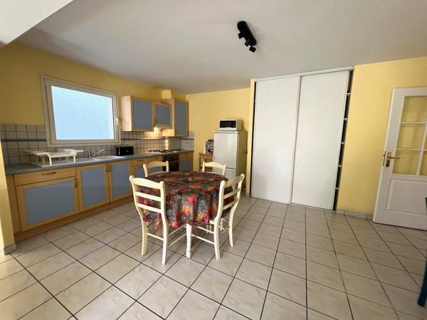 Villeneuve sur Lot, centre ville, dans la résidence sécurisée du Lutetia, appartement MEUBLÉ de 68 m² situé au 1er étage avec ascenseur, en très bon état. La pièce de 37 m2 donne sur une agréable véranda de 18 m2, sans vis-à-vis. La cuisine est équipée , Villeneuve sur lot