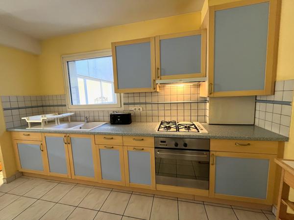 Villeneuve sur Lot, centre ville, dans la résidence sécurisée du Lutetia, appartement MEUBLÉ de 68 m² situé au 1er étage avec ascenseur, en très bon état. La pièce de 37 m2 donne sur une agréable véranda de 18 m2, sans vis-à-vis. La cuisine est équipée , Villeneuve sur lot