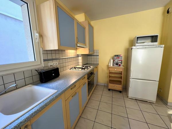 Villeneuve sur Lot, centre ville, dans la résidence sécurisée du Lutetia, appartement MEUBLÉ de 68 m² situé au 1er étage avec ascenseur, en très bon état. La pièce de 37 m2 donne sur une agréable véranda de 18 m2, sans vis-à-vis. La cuisine est équipée , Villeneuve sur lot