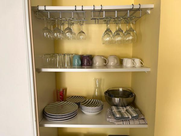 Villeneuve sur Lot, centre ville, dans la résidence sécurisée du Lutetia, appartement MEUBLÉ de 68 m² situé au 1er étage avec ascenseur, en très bon état. La pièce de 37 m2 donne sur une agréable véranda de 18 m2, sans vis-à-vis. La cuisine est équipée , Villeneuve sur lot