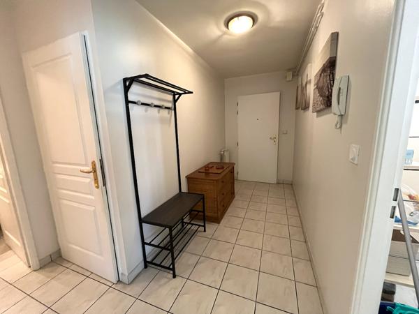 Villeneuve sur Lot, centre ville, dans la résidence sécurisée du Lutetia, appartement MEUBLÉ de 68 m² situé au 1er étage avec ascenseur, en très bon état. La pièce de 37 m2 donne sur une agréable véranda de 18 m2, sans vis-à-vis. La cuisine est équipée , Villeneuve sur lot