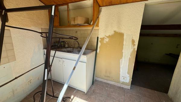 Les Pennes Mirabeau- Ensemble Local d'activité 100 m²+ 2 Appartements à rénover.