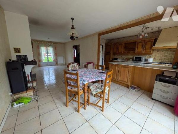 Guidel, Keranna, maison de plain-pied, mitoyenne par le garage, composée comme suit:
Entrée, c...