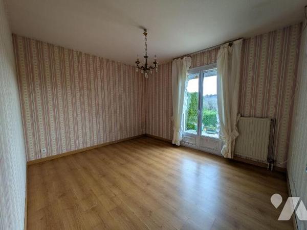 Guidel, Keranna, maison de plain-pied, mitoyenne par le garage, composée comme suit:
Entrée, c...