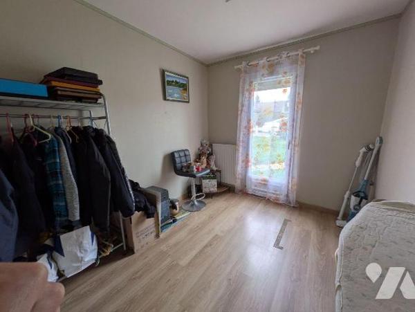 Guidel, Keranna, maison de plain-pied, mitoyenne par le garage, composée comme suit:
Entrée, c...