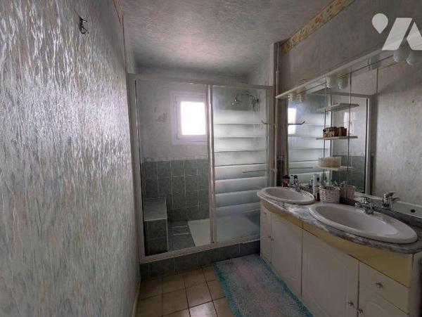 Guidel, Keranna, maison de plain-pied, mitoyenne par le garage, composée comme suit:
Entrée, c...