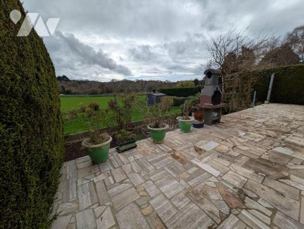 Guidel, Keranna, maison de plain-pied, mitoyenne par le garage, composée comme suit:
Entrée, c...