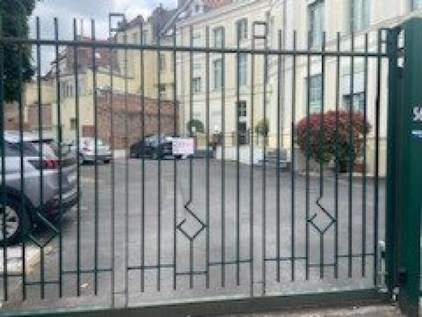 En rez de chaussée dans un immeuble de caractère en parfait état