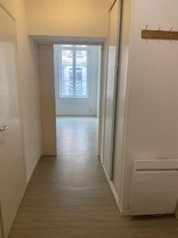 En rez de chaussée dans un immeuble de caractère en parfait état