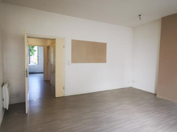 En rez de chaussée dans un immeuble de caractère en parfait état