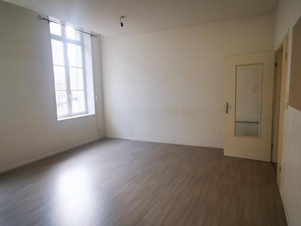 En rez de chaussée dans un immeuble de caractère en parfait état