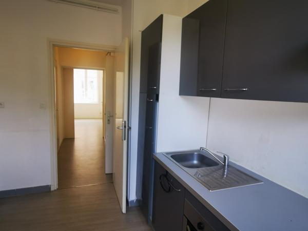 En rez de chaussée dans un immeuble de caractère en parfait état