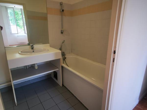 En rez de chaussée dans un immeuble de caractère en parfait état