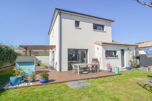 Maison Maison contemporaine de 2018 - 3 chambres avec garage - Quartier calme et résidentiel de "Corbiac" 105 m²