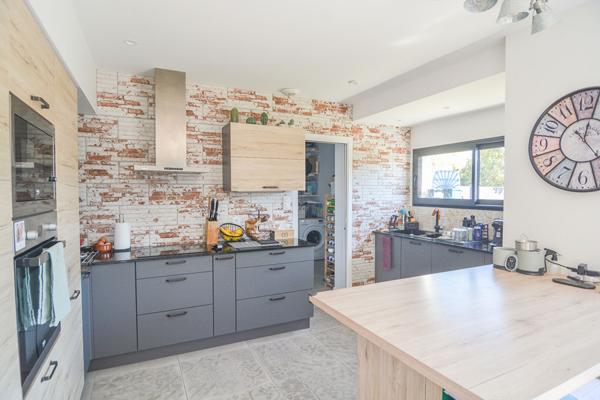 Maison Maison contemporaine de 2018 - 3 chambres avec garage - Quartier calme et résidentiel de "Corbiac" 105 m²