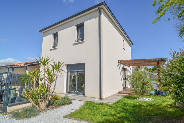 Maison Maison contemporaine de 2018 - 3 chambres avec garage - Quartier calme et résidentiel de "Corbiac" 105 m²