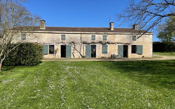 Maison à vendre    9 pièces •  Coulon