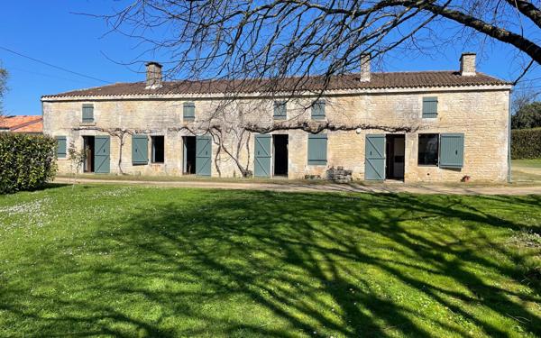 Maison à vendre    9 pièces •  Coulon