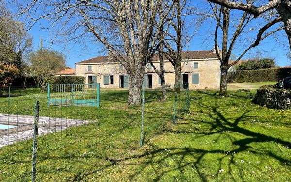 Maison à vendre    9 pièces •  Coulon