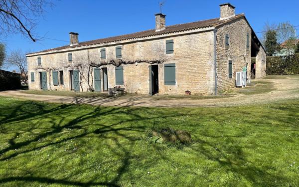 Maison à vendre    9 pièces •  Coulon