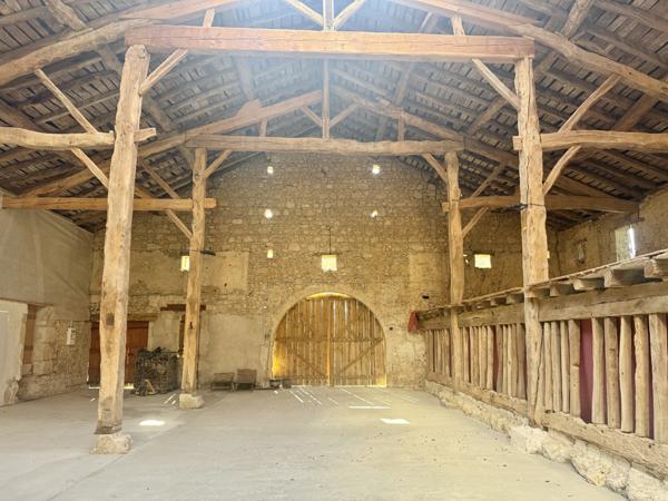 Agen (47000) AGEN Ravissant domaine avec manoir, maison de gardien, grange pour événements, rivière, lac