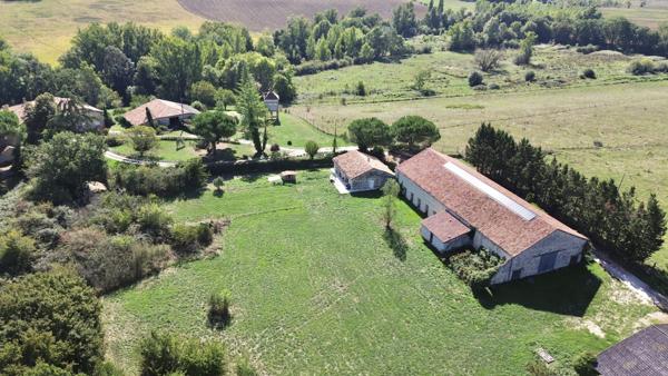 Agen (47000) AGEN Ravissant domaine avec manoir, maison de gardien, grange pour événements, rivière, lac