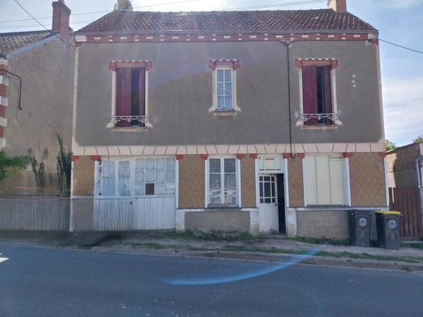 Sury-ès-Bois (18260) – Maison de village 100 m² avec jardin arboré et garage Prix : 57 000 € HAI Vente à terme libre: Paiement comptant 26 000 € + mensualité de 322,91 €/mois sur 8 ans