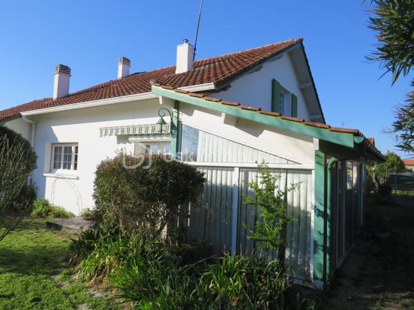 Maison d’habitation 6 pièces située dans un lotissement au calme sur les hauteurs proche du lycée et de toutes les commodités d’AIRE SUR L’ADOUR .

Cette construction traditionnelle de 1974 se compose :
Au Rez-de-Chaussée : un salon de 40 m² avec sa belle cheminée à granulé donnant sur la véranda de 17 m², une cuisine équipée, d’une salle d’eau avec douche Italienne, deux chambres, un bureau, un cellier/buanderie et un WC indépendant.
Un escalier intérieur vous mène au 1er étage qui est composé de 2 chambres supplémentaires, une salle d’eau avec WC et un accès aux combles.
Un garage avec ouverture de la porte à commande électrique en extérieur

Côté technique nous avons des fenêtres à double vitrage, volets roulants électrique et manuels, Chauffage et production d’eau chaude sanitaire par une chaudière à condensation, toiture en bon état et raccordement au tout à l'égout. Fibre optique en place.
Son bon DPE avec la note D témoigne de son efficacité énergétique

Jardin privatif clos et arboré de 690 m².

Affaire à saisir, coup de cœur garanti….

Contacter Frédéric 06 76 59 74 70  BSK IMMOBILIER…