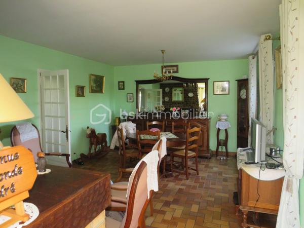 Maison d’habitation 6 pièces située dans un lotissement au calme sur les hauteurs proche du lycée et de toutes les commodités d’AIRE SUR L’ADOUR .

Cette construction traditionnelle de 1974 se compose :
Au Rez-de-Chaussée : un salon de 40 m² avec sa belle cheminée à granulé donnant sur la véranda de 17 m², une cuisine équipée, d’une salle d’eau avec douche Italienne, deux chambres, un bureau, un cellier/buanderie et un WC indépendant.
Un escalier intérieur vous mène au 1er étage qui est composé de 2 chambres supplémentaires, une salle d’eau avec WC et un accès aux combles.
Un garage avec ouverture de la porte à commande électrique en extérieur

Côté technique nous avons des fenêtres à double vitrage, volets roulants électrique et manuels, Chauffage et production d’eau chaude sanitaire par une chaudière à condensation, toiture en bon état et raccordement au tout à l'égout. Fibre optique en place.
Son bon DPE avec la note D témoigne de son efficacité énergétique

Jardin privatif clos et arboré de 690 m².

Affaire à saisir, coup de cœur garanti….

Contacter Frédéric 06 76 59 74 70  BSK IMMOBILIER…