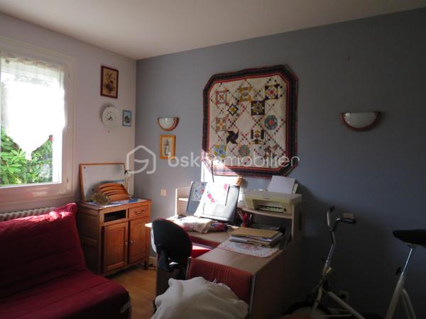 Maison d’habitation 6 pièces située dans un lotissement au calme sur les hauteurs proche du lycée et de toutes les commodités d’AIRE SUR L’ADOUR .

Cette construction traditionnelle de 1974 se compose :
Au Rez-de-Chaussée : un salon de 40 m² avec sa belle cheminée à granulé donnant sur la véranda de 17 m², une cuisine équipée, d’une salle d’eau avec douche Italienne, deux chambres, un bureau, un cellier/buanderie et un WC indépendant.
Un escalier intérieur vous mène au 1er étage qui est composé de 2 chambres supplémentaires, une salle d’eau avec WC et un accès aux combles.
Un garage avec ouverture de la porte à commande électrique en extérieur

Côté technique nous avons des fenêtres à double vitrage, volets roulants électrique et manuels, Chauffage et production d’eau chaude sanitaire par une chaudière à condensation, toiture en bon état et raccordement au tout à l'égout. Fibre optique en place.
Son bon DPE avec la note D témoigne de son efficacité énergétique

Jardin privatif clos et arboré de 690 m².

Affaire à saisir, coup de cœur garanti….

Contacter Frédéric 06 76 59 74 70  BSK IMMOBILIER…